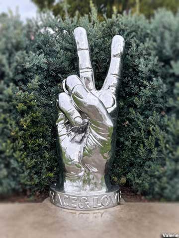 Ringo hand.