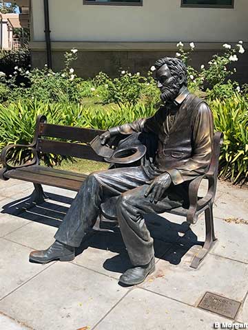 Abe Lincoln bench sculpture.