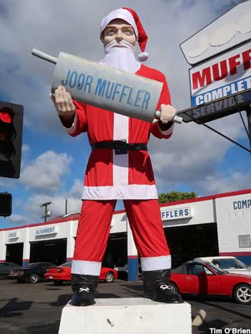 Joor Muffler Man in Santa garb, 2019.