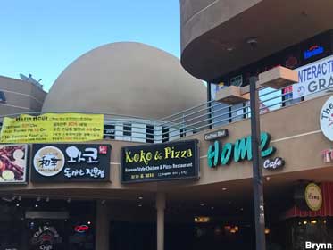 Brown Derby dome as visible in 2019, above a strip of stores.
