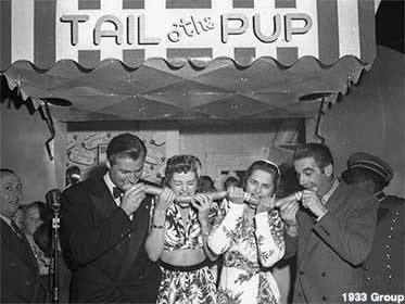 Meat-chomping Hollywood stars at the Pup's 1946 grand opening.