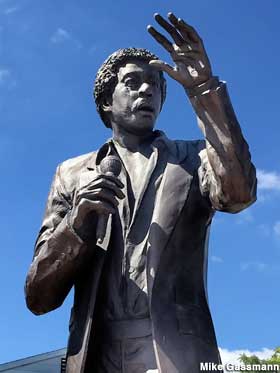 Statue of Richard Pryor.