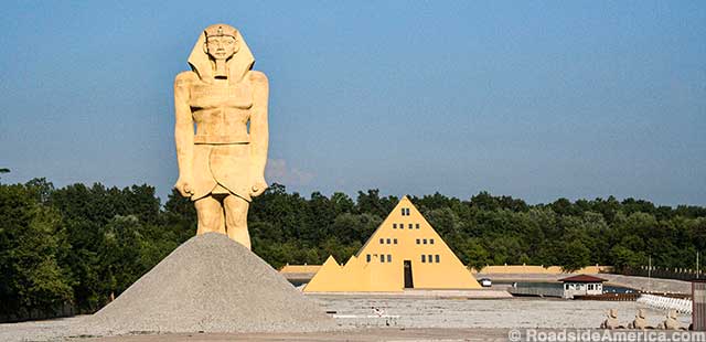 Ramses and the Gold Pyramid House (2005)