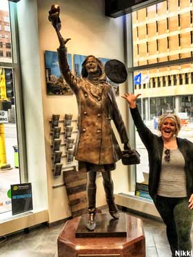 Mary Tyler Moore Statue.