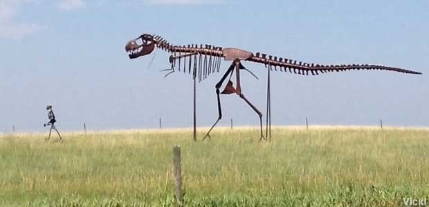 Skeleton walking dinosaur skeleton.