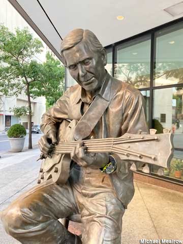 Chet Atkins statue.