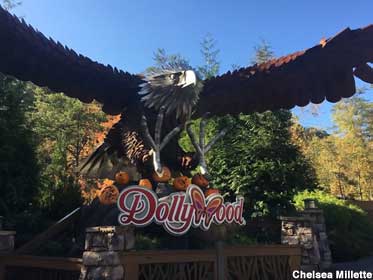 Dollywood entrance eagle.