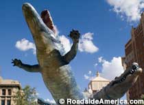 Pile o' Gators Statue (Plaza de los Lagartos)