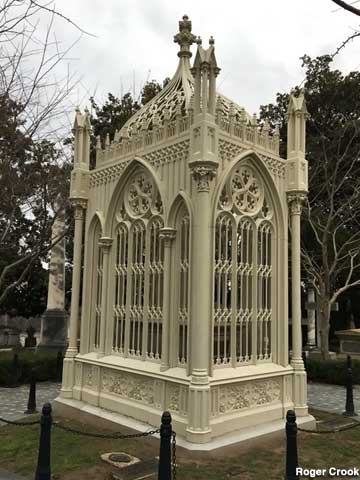 Birdcage grave of James Monroe.