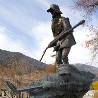 Statue of Snowshoe Mailman of the Sierra