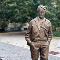 Philip Seymour Hoffman Statue