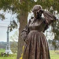 Statue of the Pregnant Gravedigger