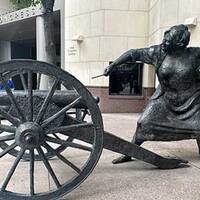 Statue of the Cannon Lady