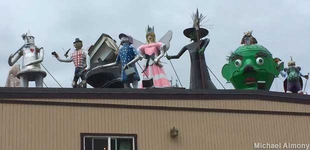 Rooftop home-made sculptures of the main characters from the Wizard of Oz.