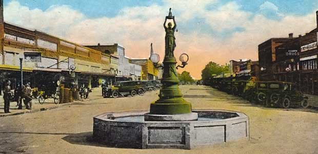 Early tinted postcard of the monument shows 1920 cars, no weevil atop the monument.
