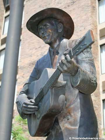 Hank Williams statue.