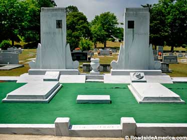 Hank and Audrey Williams' graves.