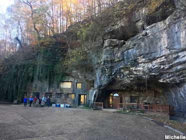 Beckham Creek Cave Lodge.