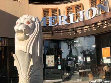 Merlion statue.