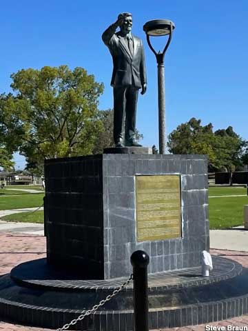 Ronald Reagan Statue.