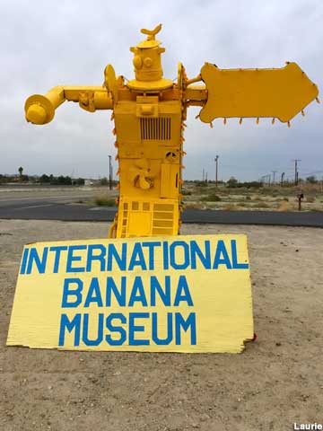Banana Museum robot sign.