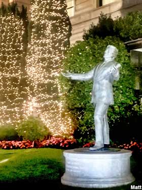 Tony Bennett statue.