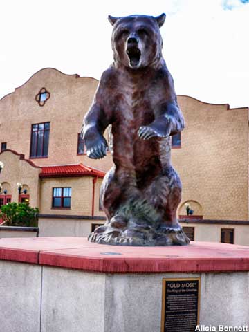 Statue of Old Mose, King of the Grizzlies.