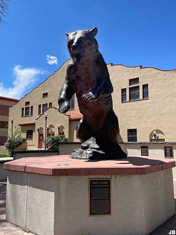 Grizzly bear Mose statue.
