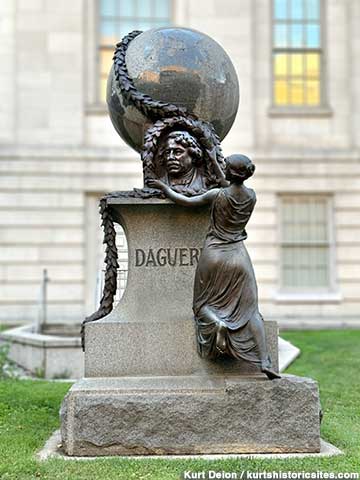 Daguerre Monument.