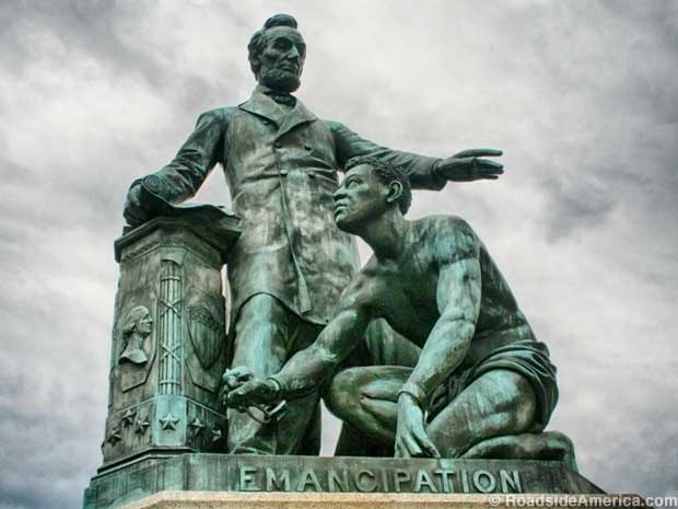 Statue of Abraham Lincoln and a slave.