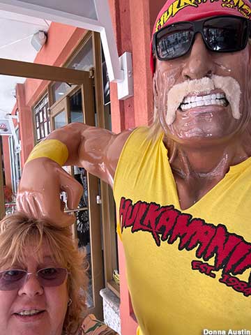 Hulk Hogan statue noogie.