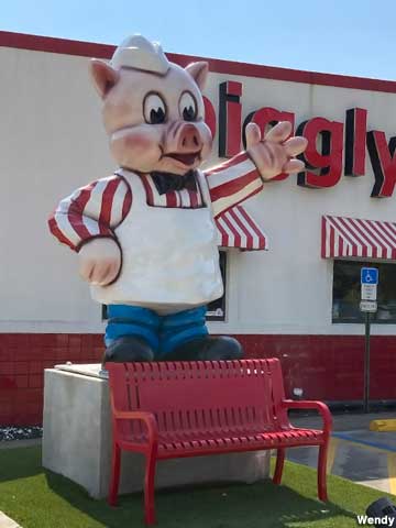 Piggly Wiggly statue.
