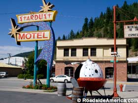 Spaceship and Stardust Motel sign.