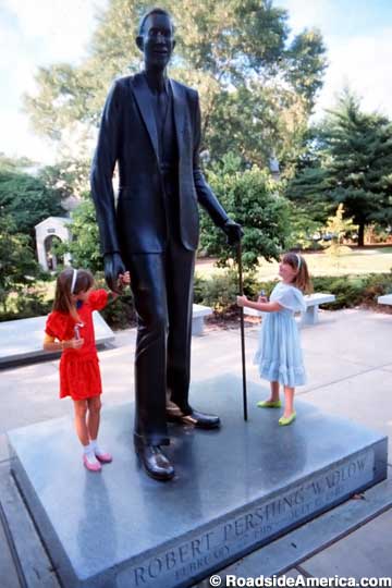 Alton's Wadlow statue and children.