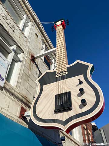 Gigantar: Giant Electric Guitar.