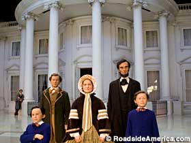 Lincoln family o' dummies.