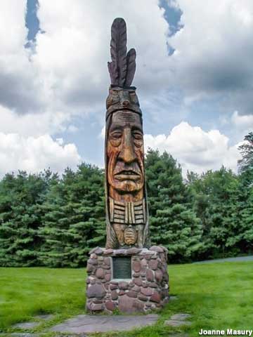 Omiskanoagwiak: Peter Toth Indian Head.