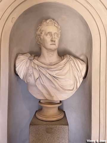 Washington bust inside the monument.