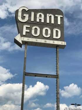 Giant Food sign.