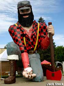Paul Bunyan statue with hand photo opportunity.