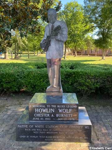 Howlin' Wolf statue.
