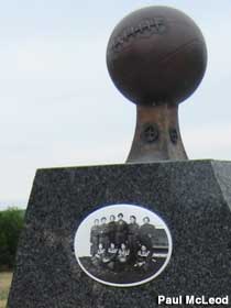 Monument to the 1904 World Champions.
