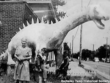 Tourists pose with the Dinosaur circa 1945.