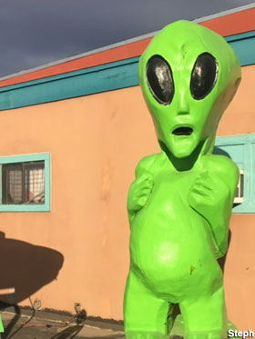 Alien with no flip phone.