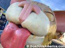 Giant Cat Head: Snowball in Vegas