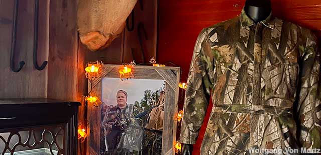 Alex Murdaugh display features the hunting suit worn by the murderer in an infamous photo.