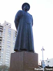 Lin Ze Xu statue.
