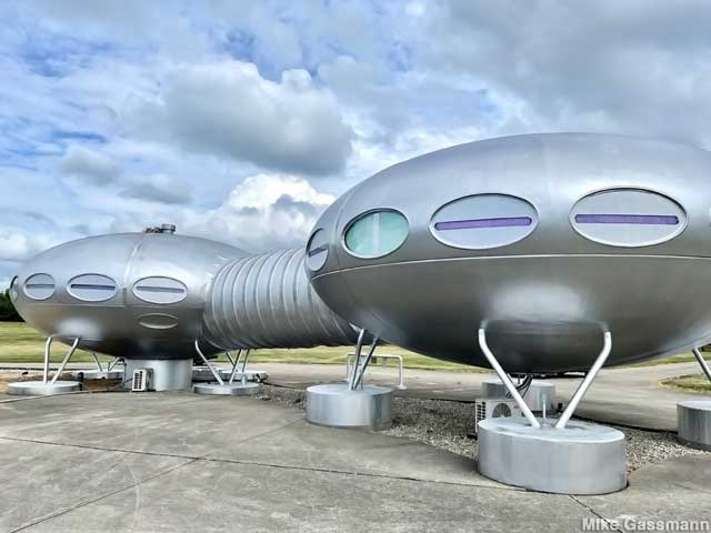 Carlisle, OH - Futuro - Mating Flying Saucer House