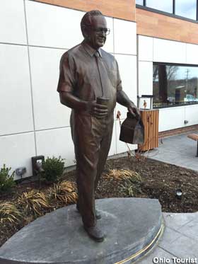 Dave Thomas statue.