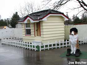 Bobbie's replica dog house and statue in Silverton.